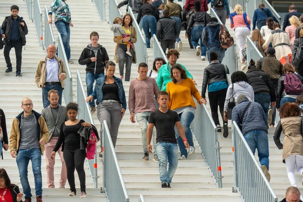 Choisissez le chevalet stop trottoir bois noir A1 pour votre pub
