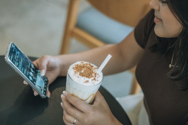 Découvrez les hochets en bois : jouets essentiels pour bébé
