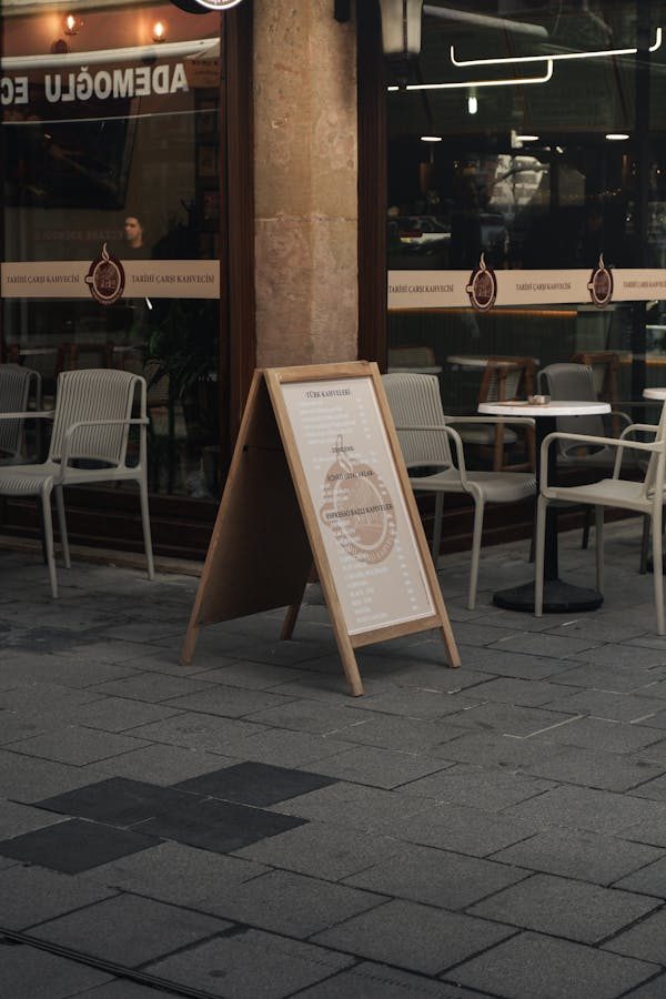 Choisissez le chevalet stop trottoir bois noir A1 pour votre pub