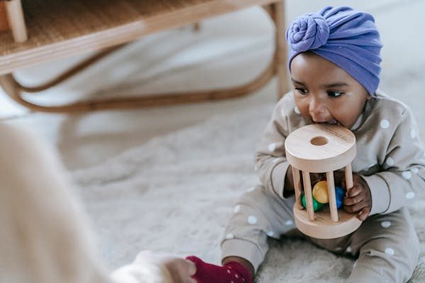 Découvrez les hochets en bois : jouets essentiels pour bébé